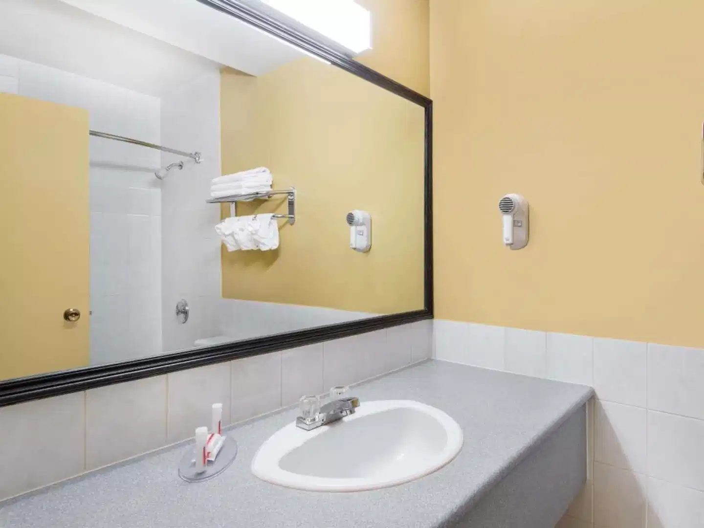 Super 8 by Wyndham Thunder Bay Badezimmer