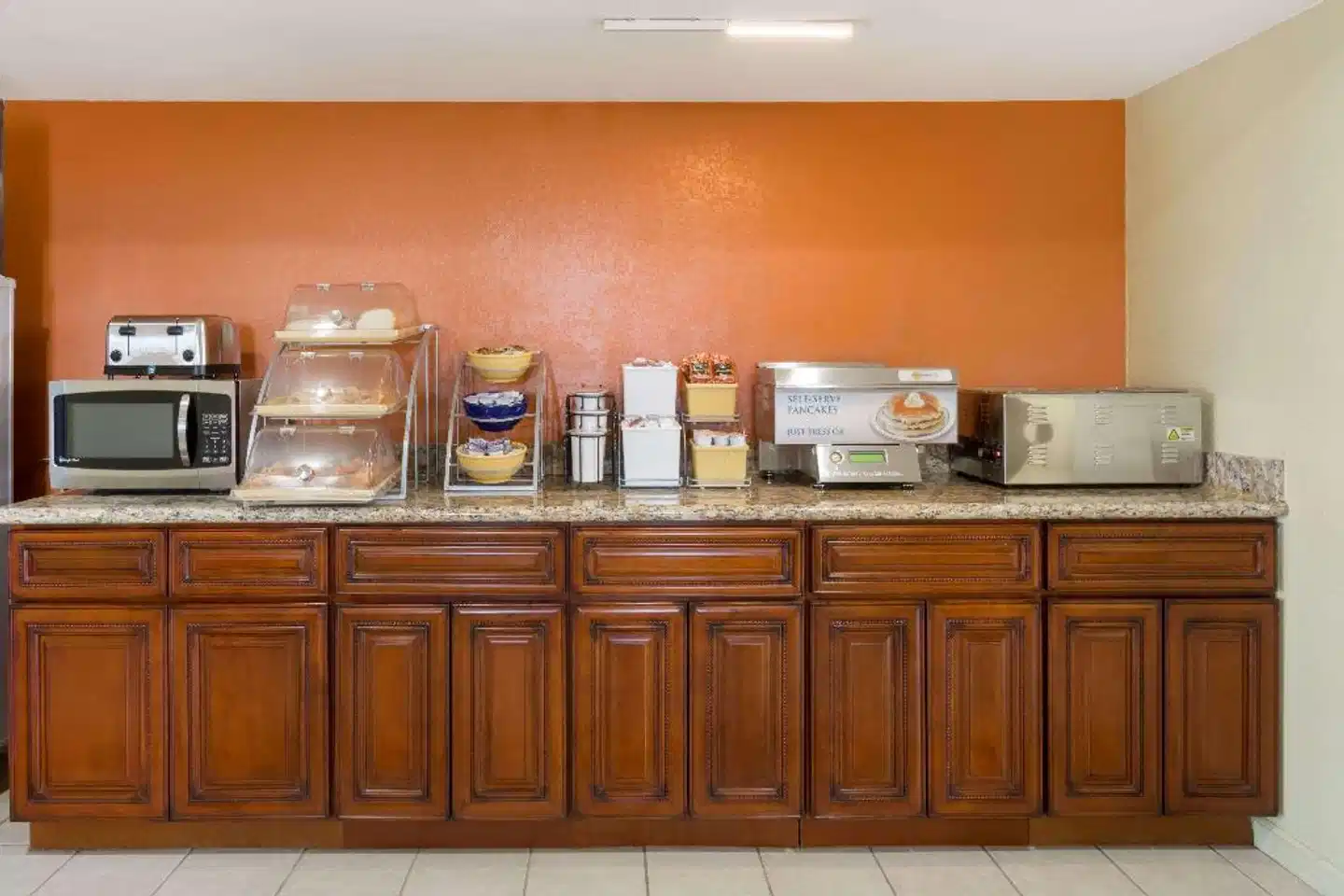 Days Inn by Wyndham Holbrook Bar