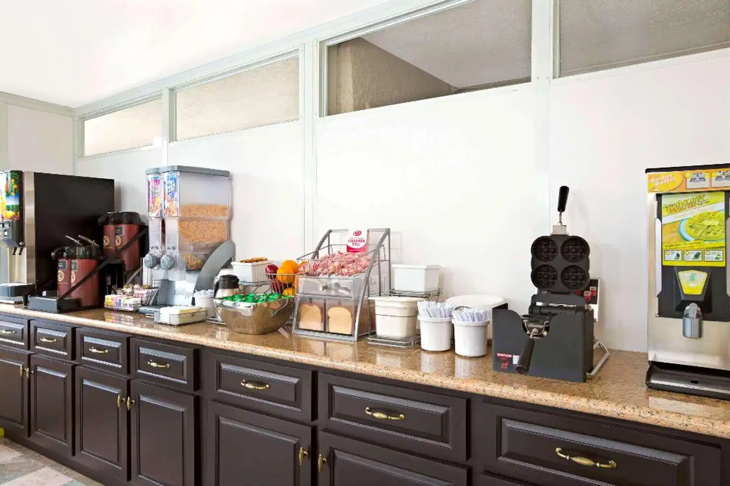 Super 8 by Wyndham Los Angeles-Culver City Area Restaurant