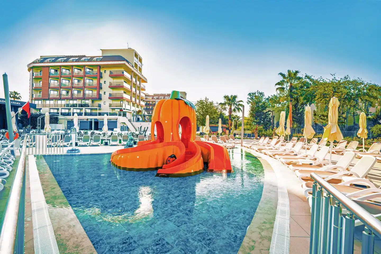 Glamour Resort & Spa Pool