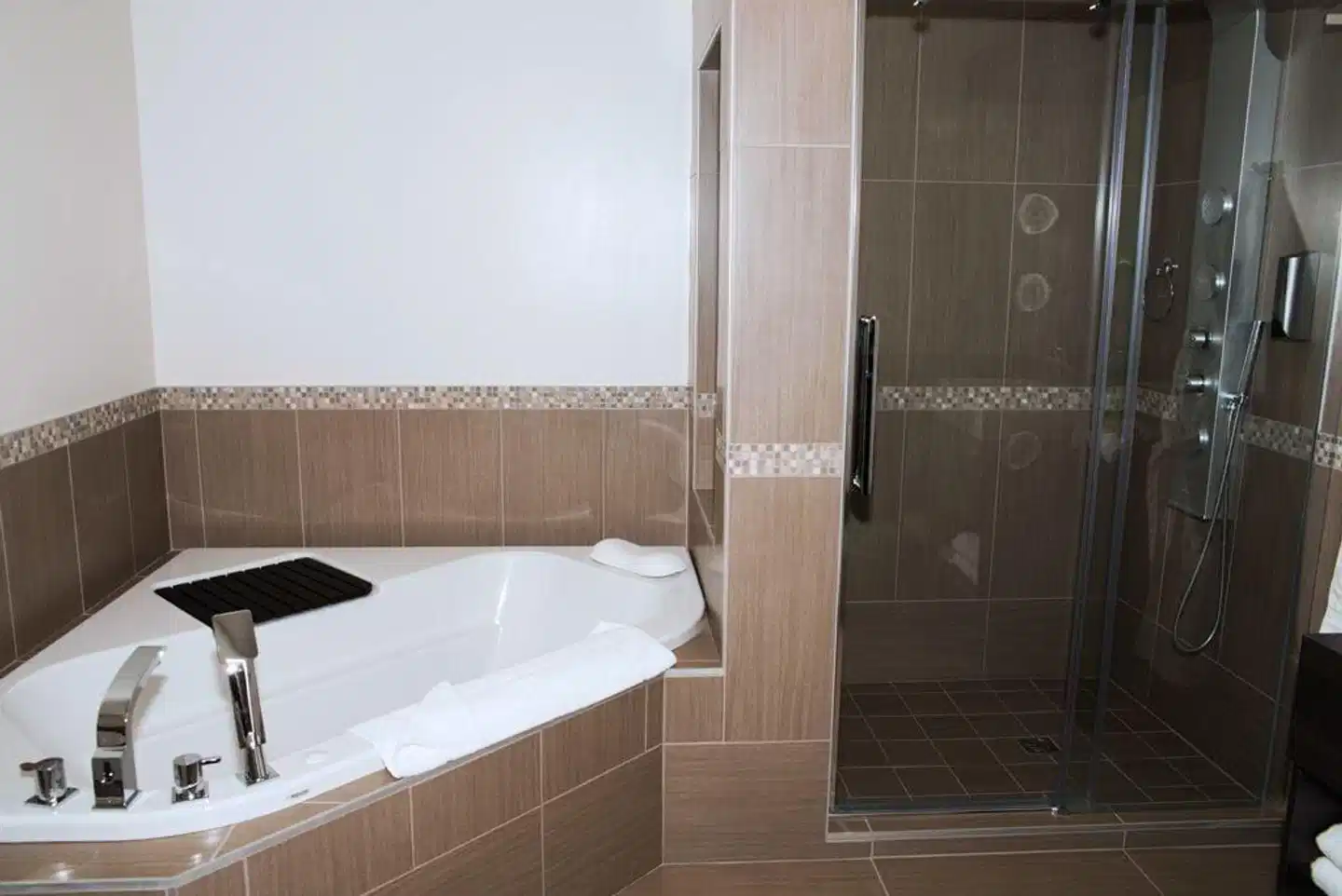 Auberge l'Ambassadeur Badezimmer