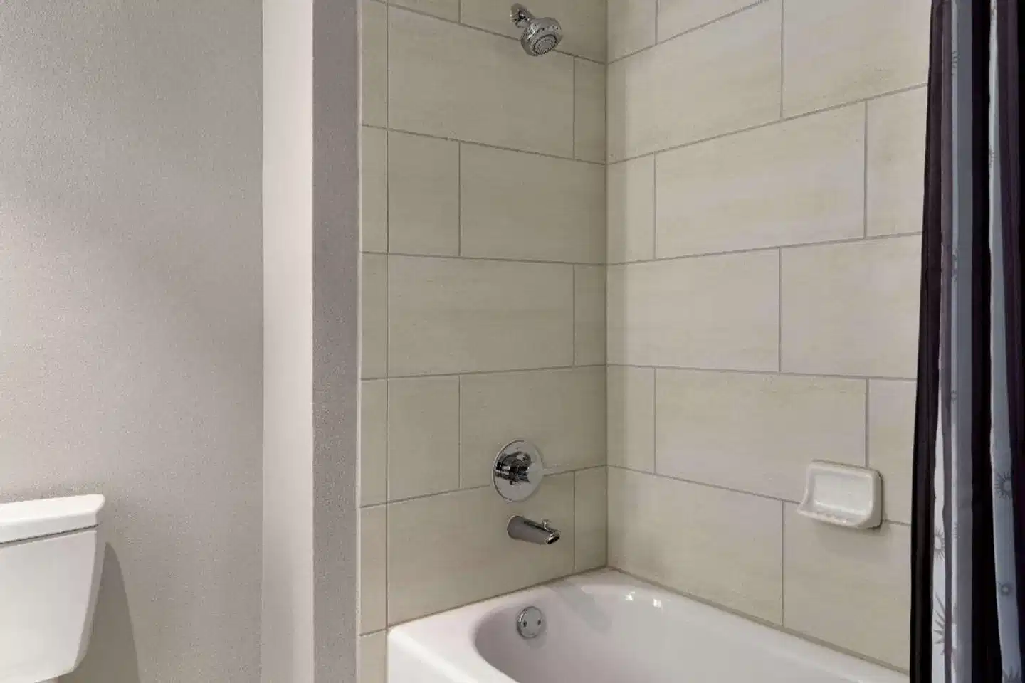 La Quinta Inn & Suites by Wyndham Orlando IDrive Theme Parks Badezimmer