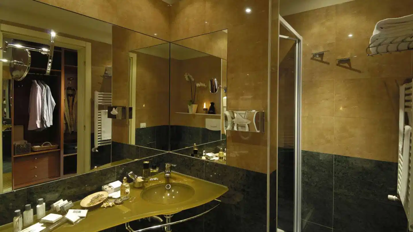 Phi Hotel Emilia Badezimmer
