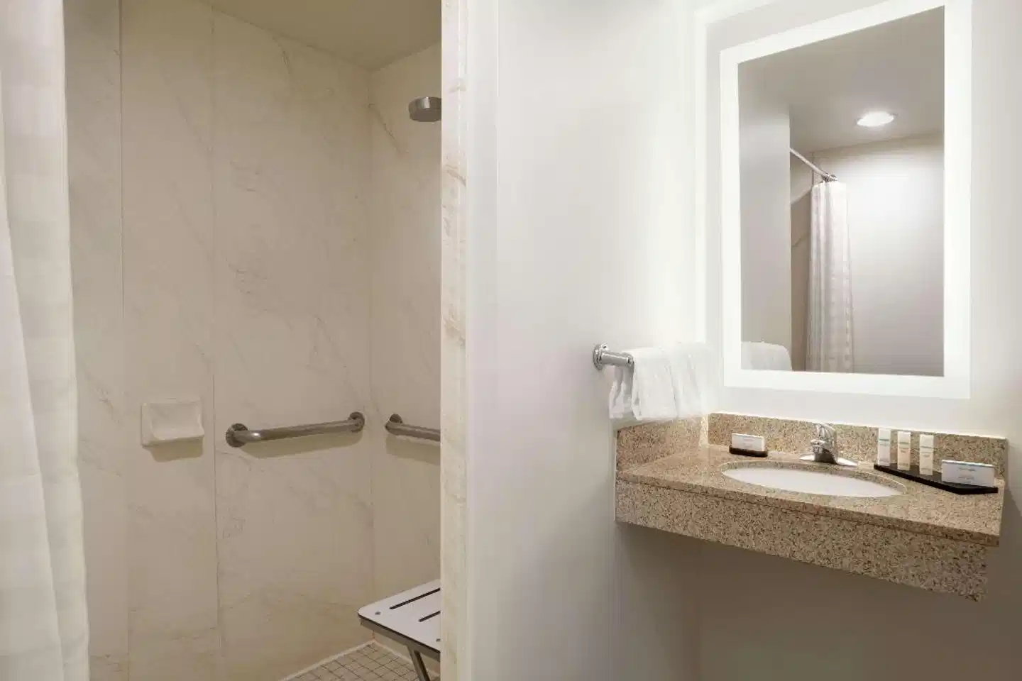 Embassy Suites by Hilton Denver International Airport Badezimmer