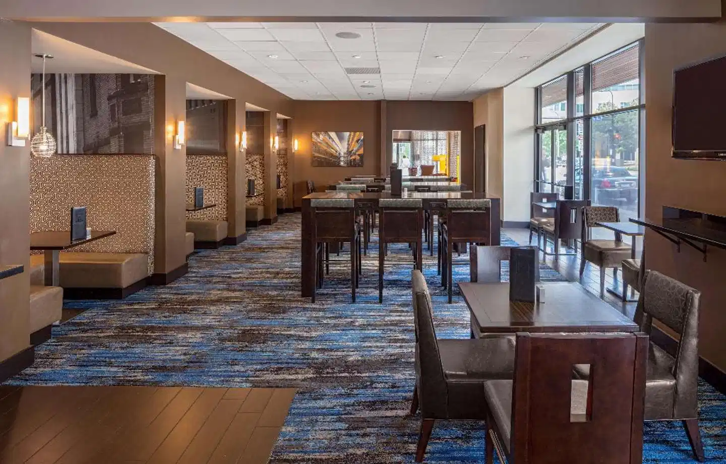 DoubleTree Suites by Hilton Minneapolis Bar
