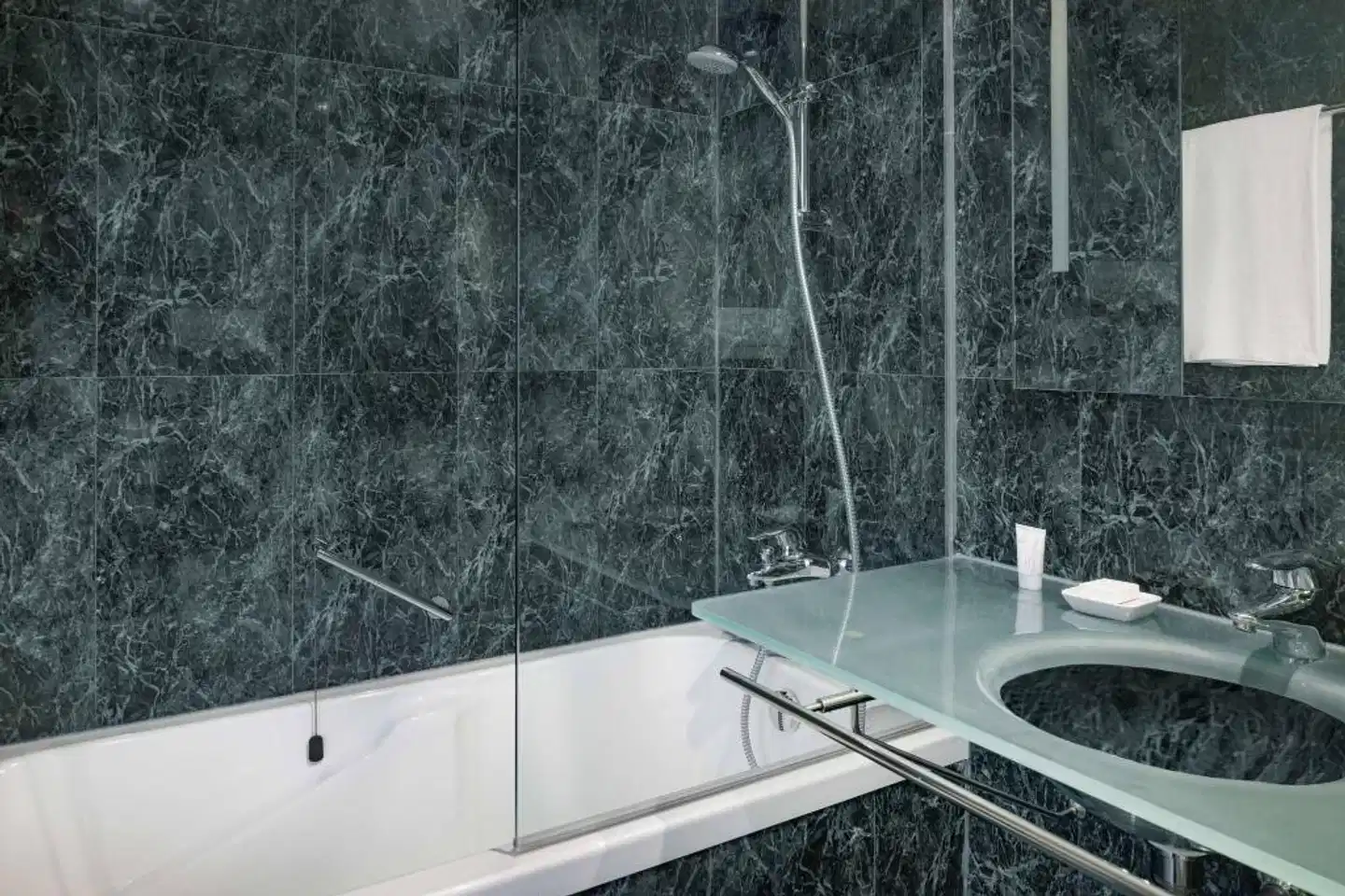 AC Hotel by Marriott Genova Badezimmer