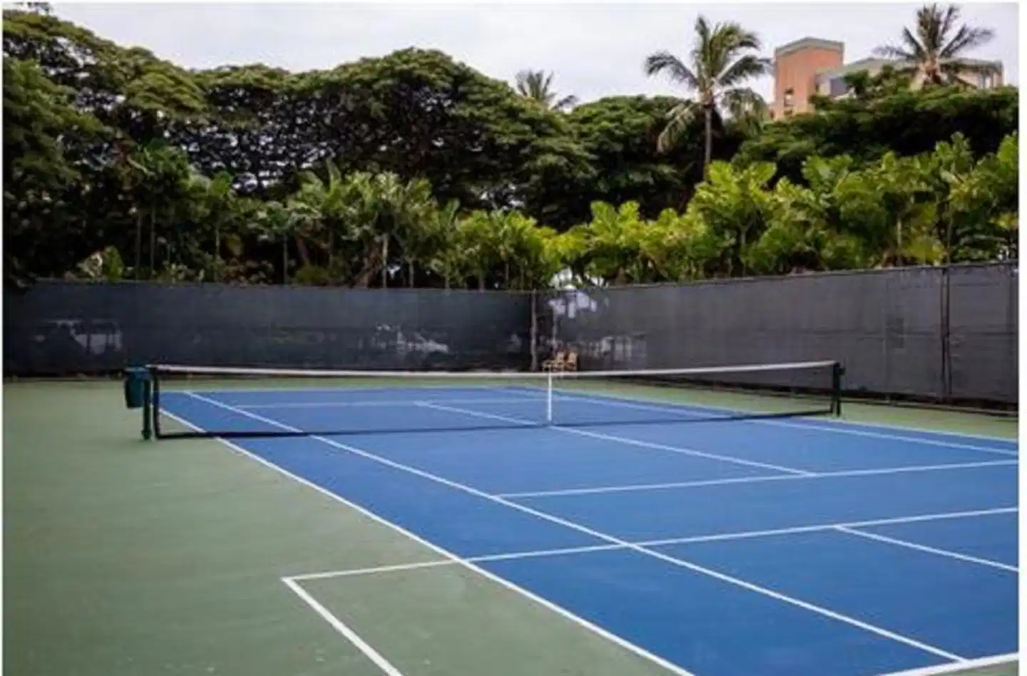 Aston Mahana at Kaanapali Sport und Entertainment