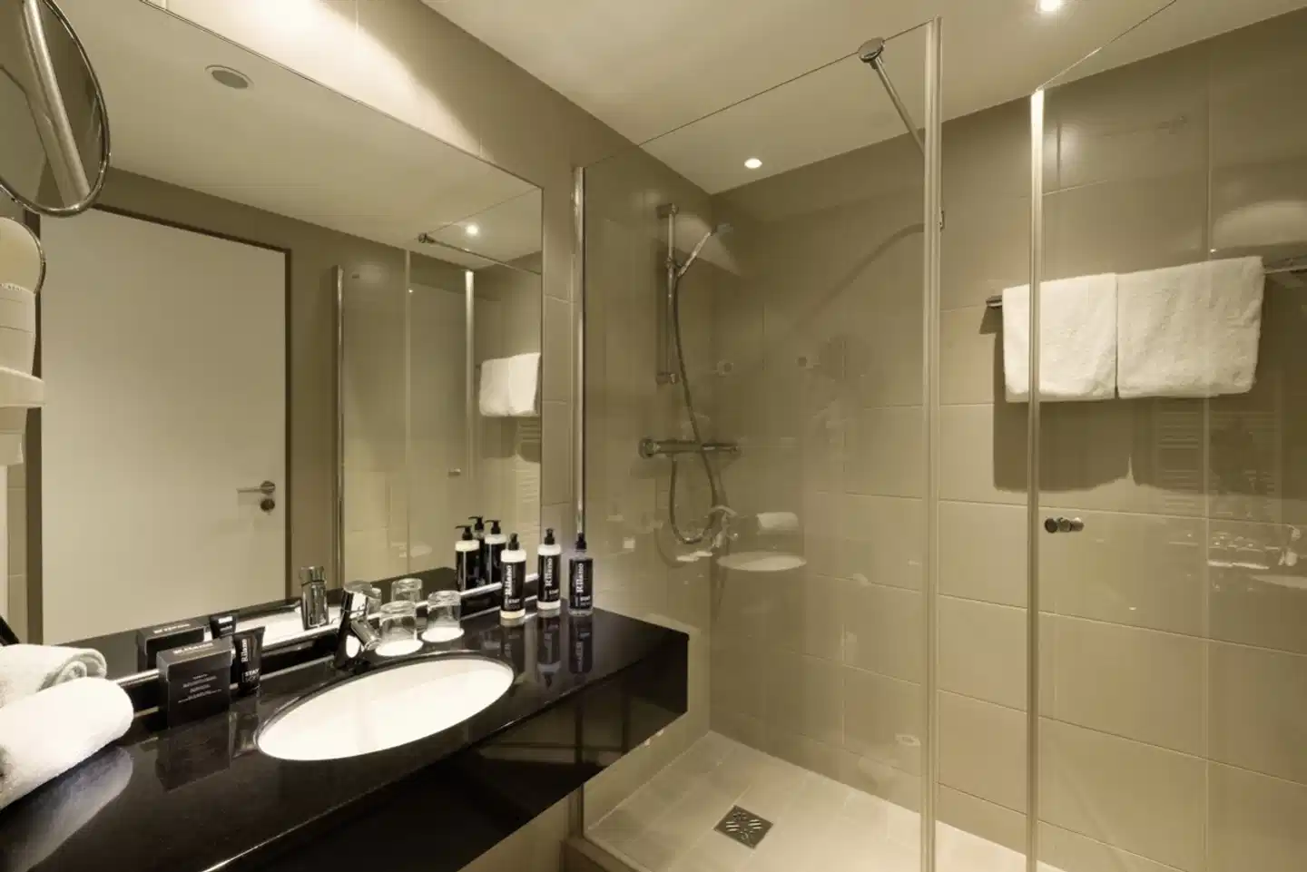 elaya hotel hamburg finkenwerder Badezimmer