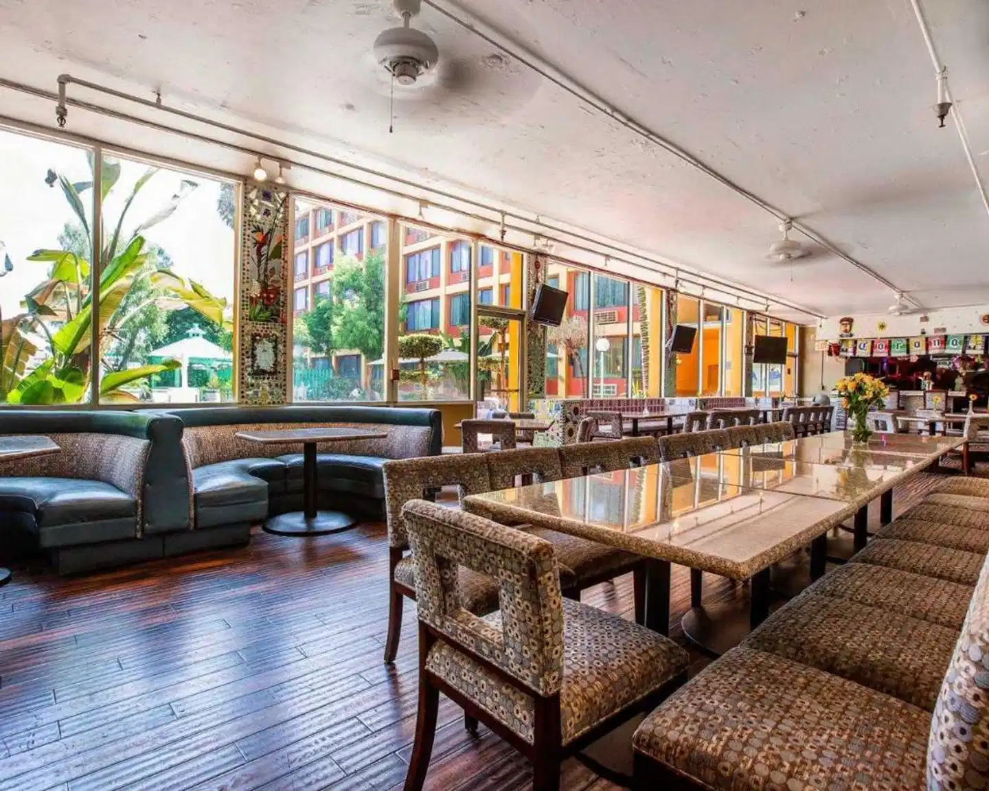 Quality Inn & Suites Montebello Bar