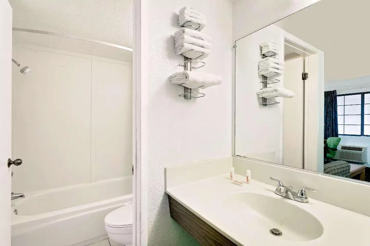 Days Inn & Suites by Wyndham Needles Badezimmer