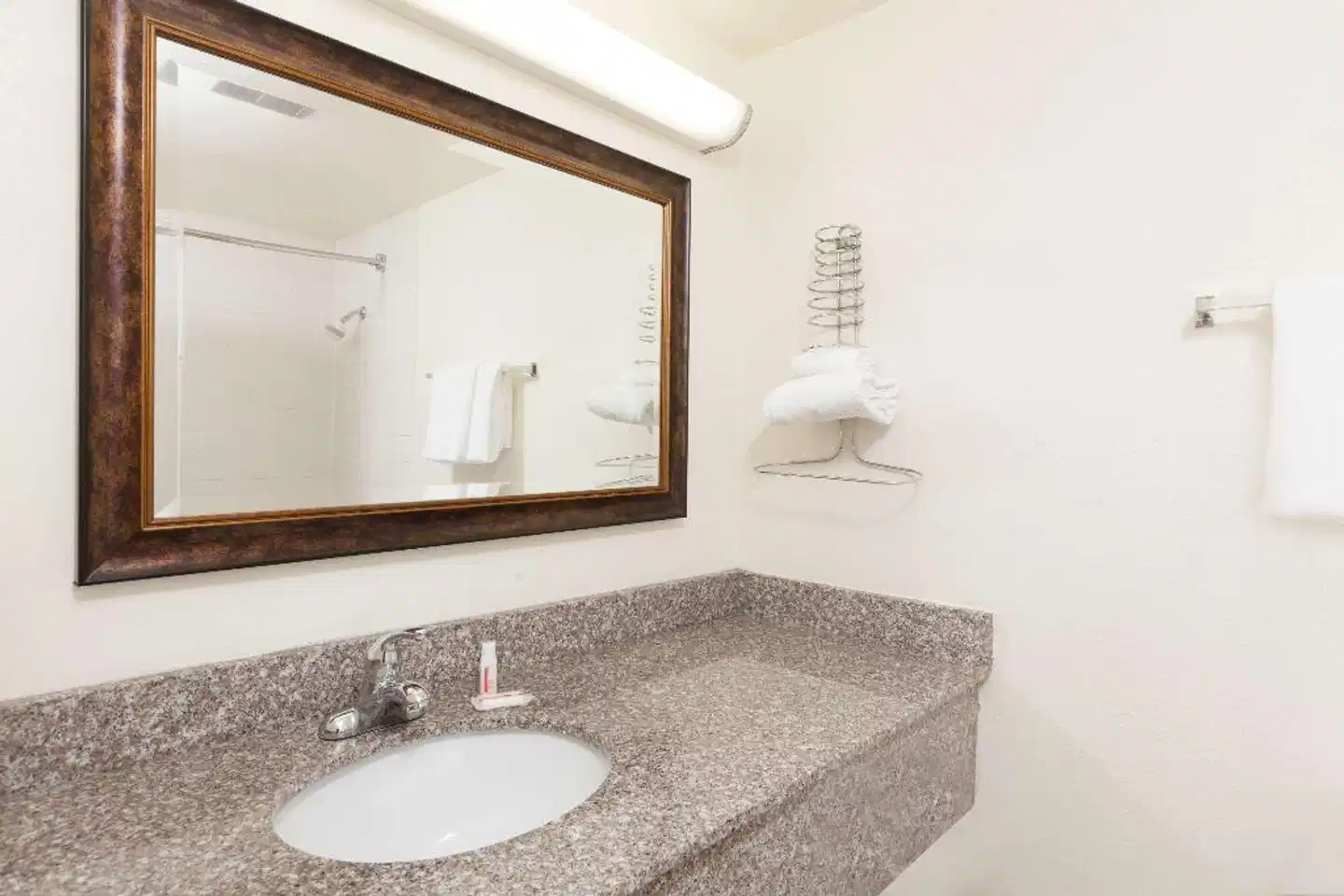 Days Inn by Wyndham Bakersfield Badezimmer