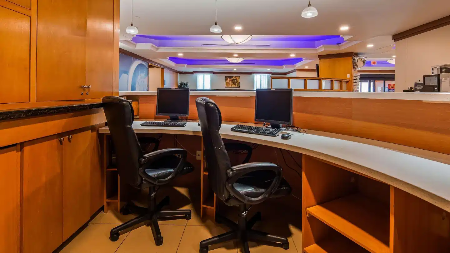 Best Western Premier Toronto Airport Carlingview Hotel Bar