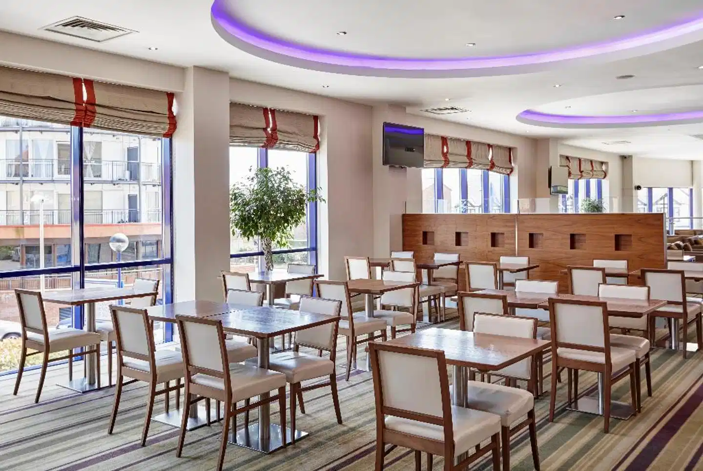 Holiday Inn Express London - Newbury Park Restaurant
