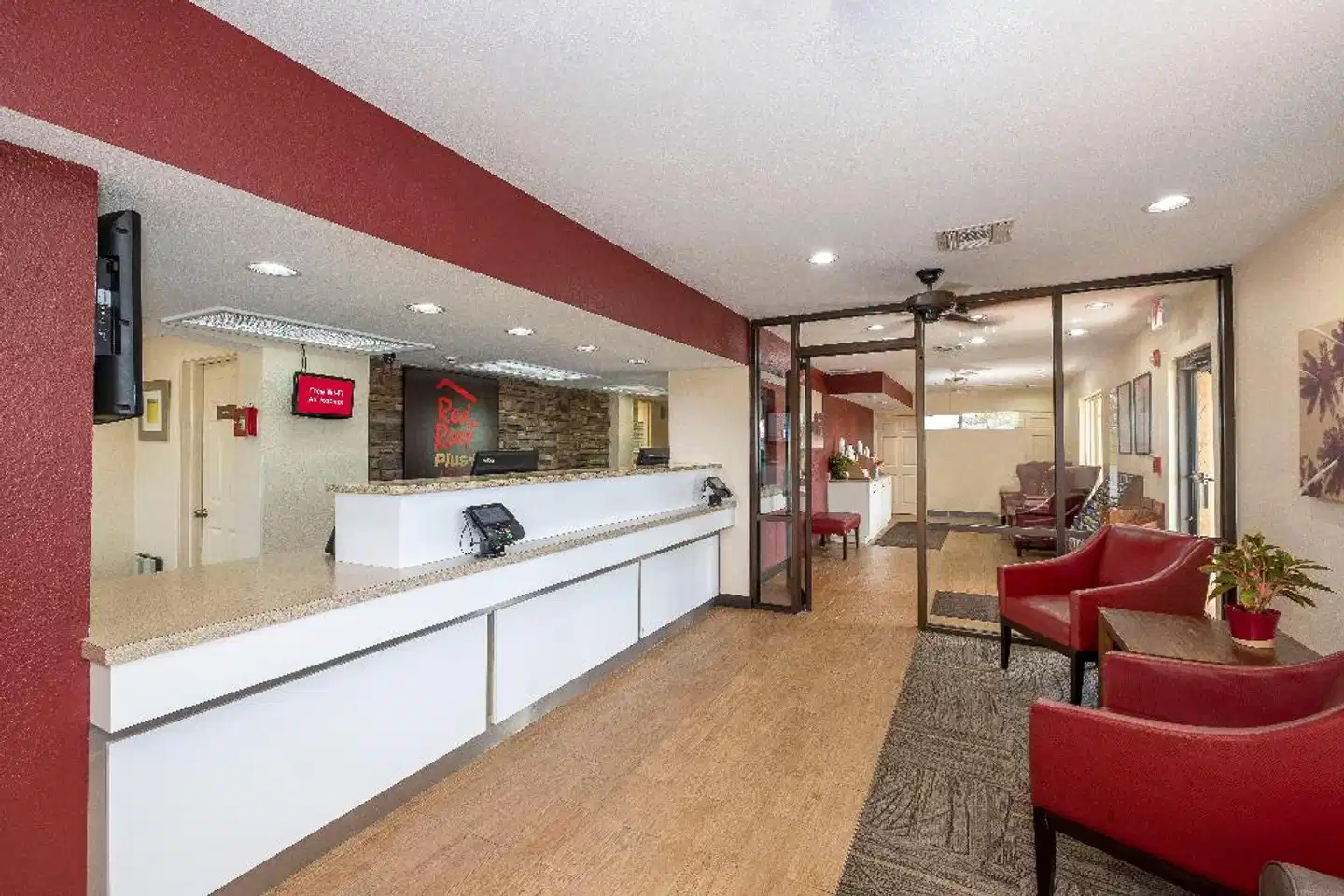 Red Roof PLUS+ And Suites Naples Downtown-5th Ave S Lobby