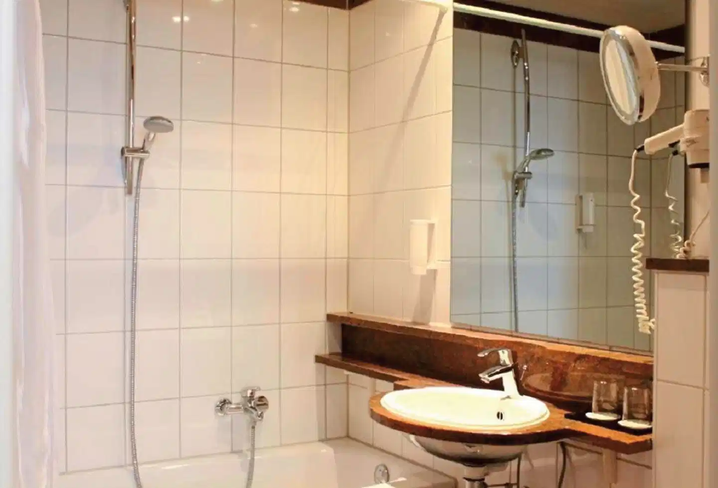 Wyndham Garden Berlin Mitte Badezimmer