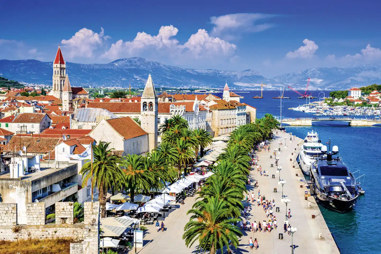 Blaue Reise Motorsegler Strand
