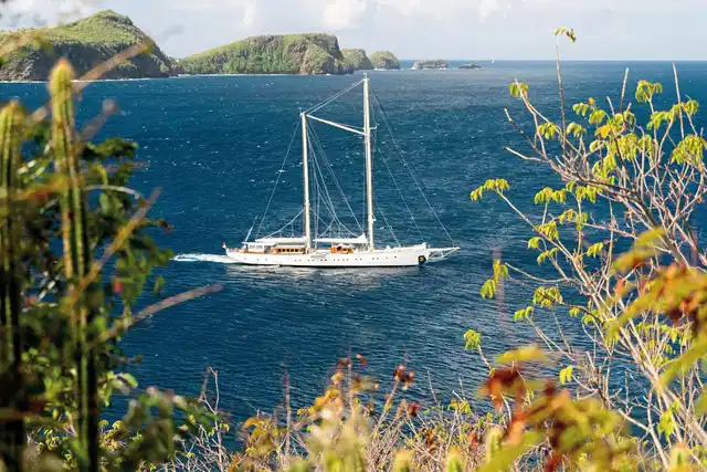 CHRONOS - Traumsegeln in die Tobago Cays Landschaft