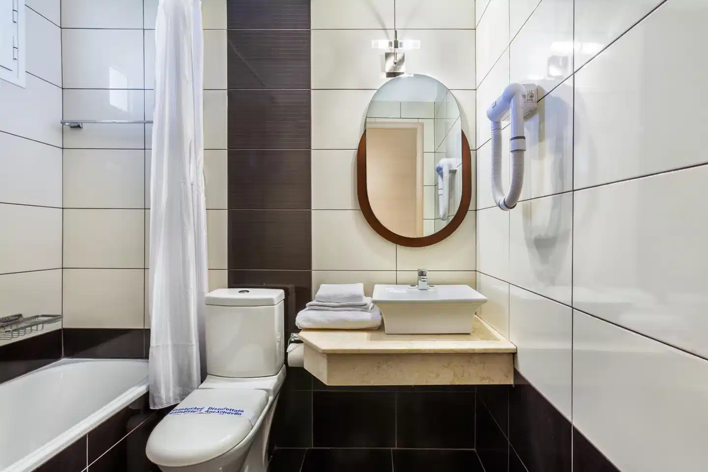 Iris Hotel Badezimmer