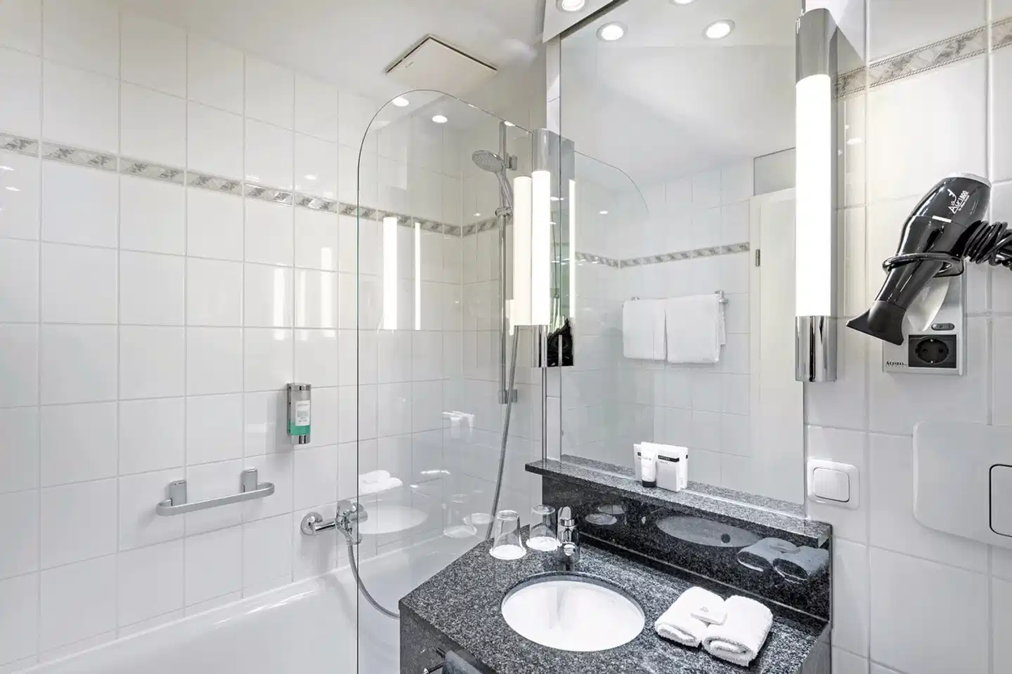 ambassador hotel & spa Badezimmer