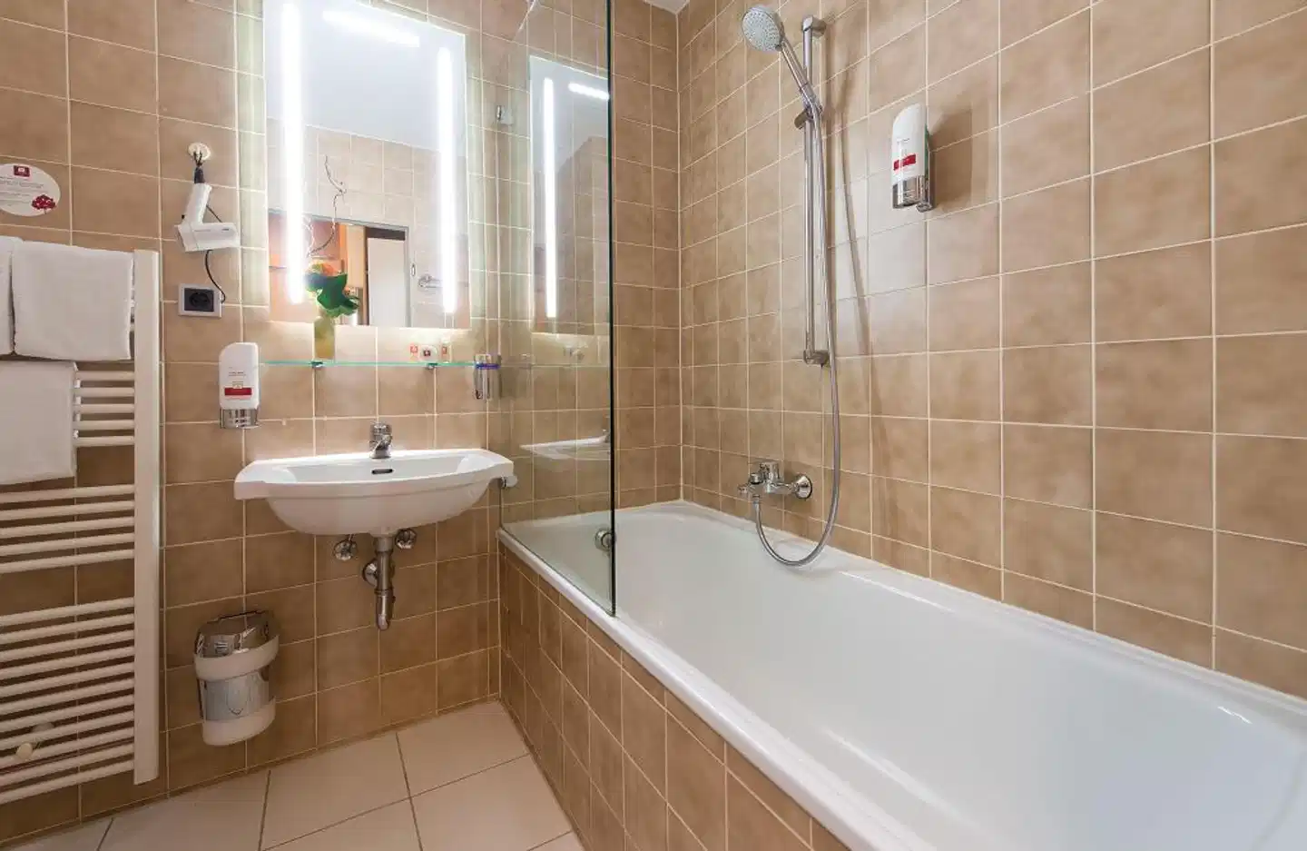 Leonardo Hotel & Residenz München Badezimmer