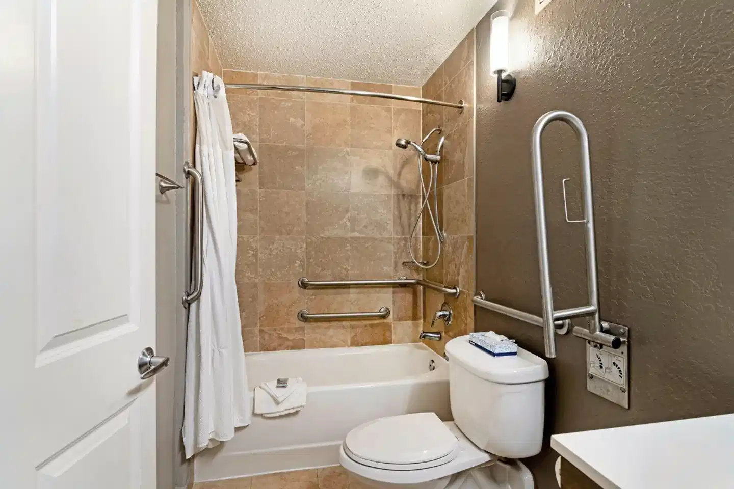 Best Western Plus Savanna Historic District Badezimmer