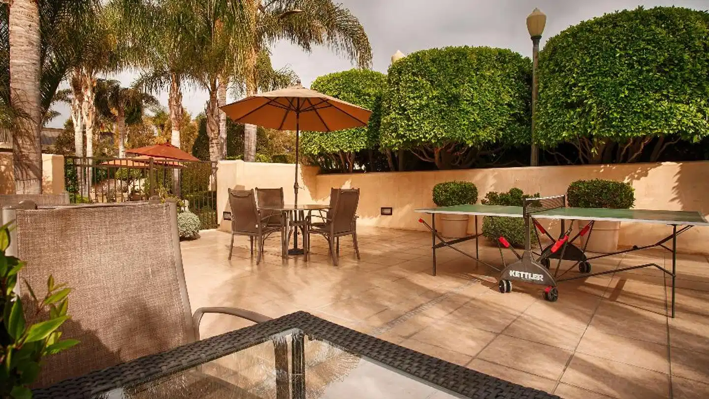 Best Western Plus South Coast Inn Bar