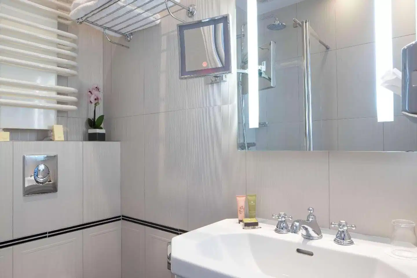 Bradford Elysées - Astotel Badezimmer