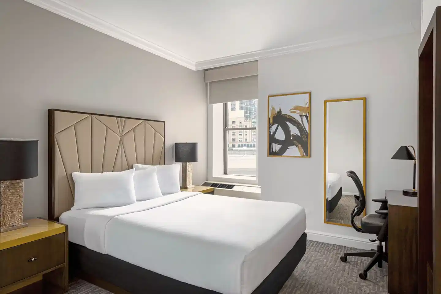 Martinique New York on Broadway, Curio Collection by Hilton Wohnbeispiel