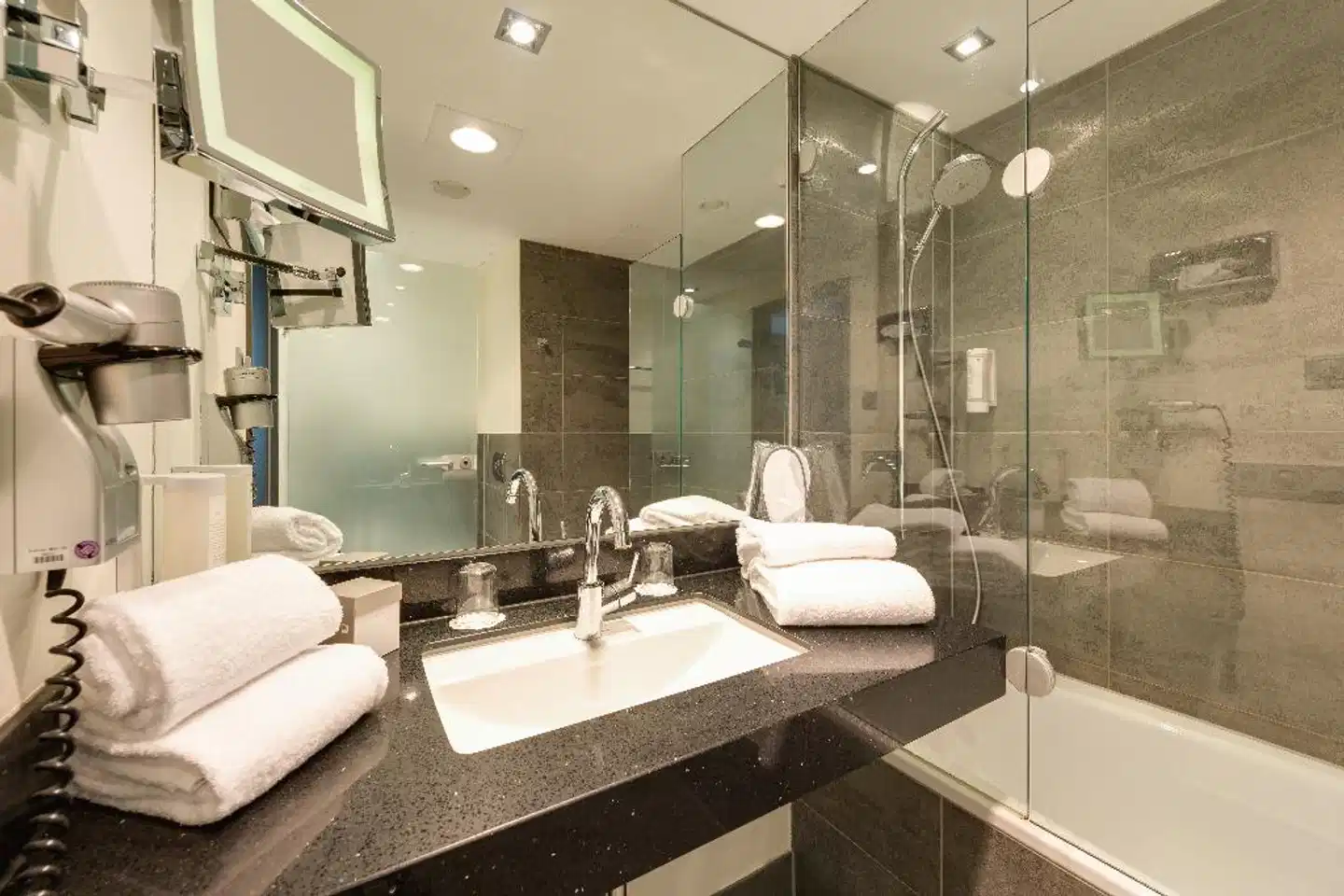 NOVINA HOTEL Wöhrdersee Nürnberg City Badezimmer