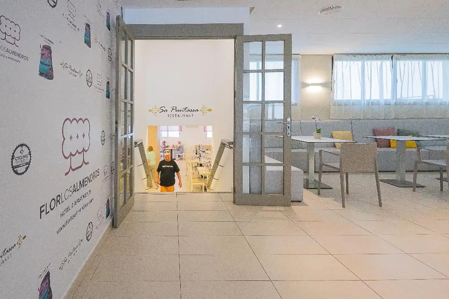 Flor Los Almendros Lobby