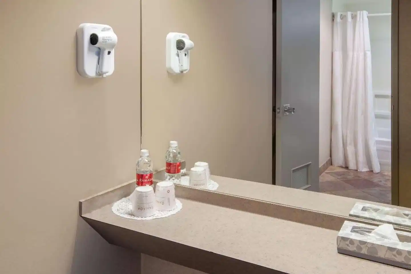RAMADA PLAZA CALGARY DOWNTOWN Badezimmer