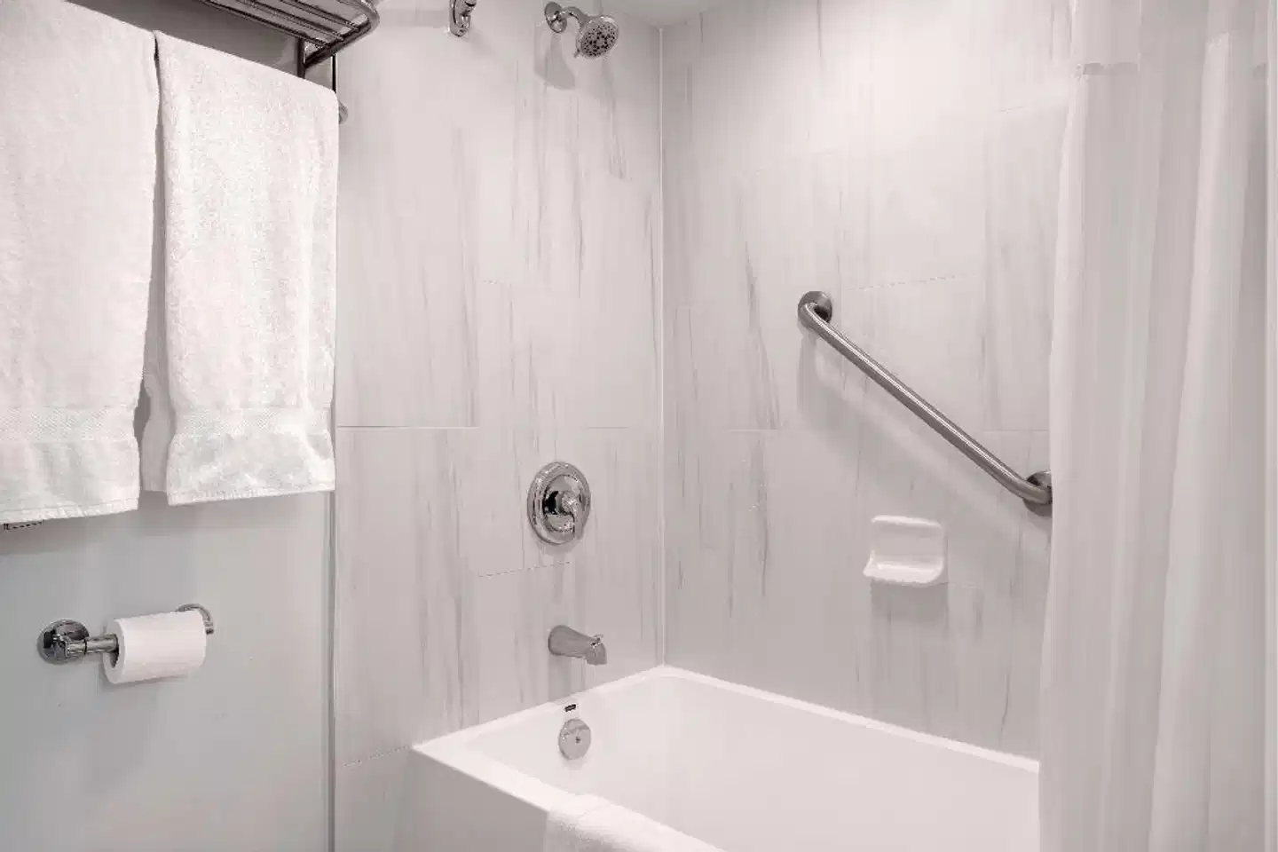 Days Inn by Wyndham Victoria Uptown Badezimmer