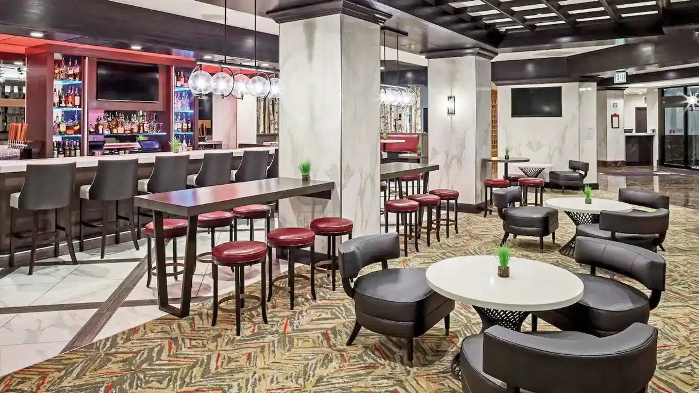 DoubleTree by Hilton Hotel Denver Bar