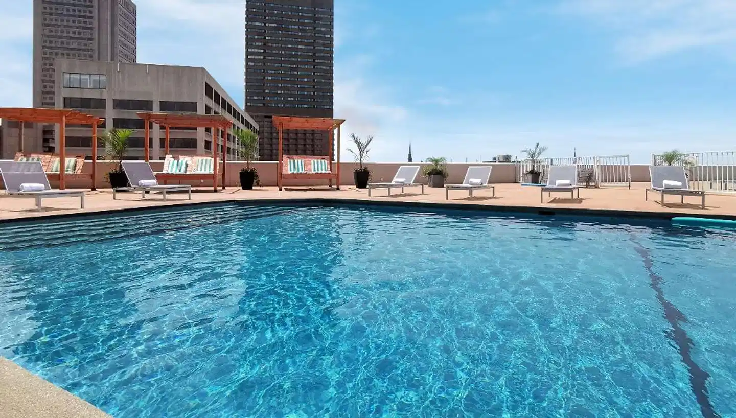 Hilton Quebec Pool
