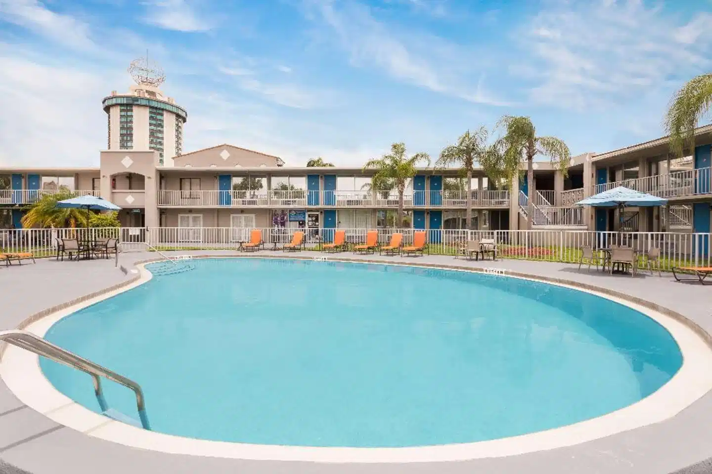 Howard Johnson by Wyndham Orlando/International Drive Pool