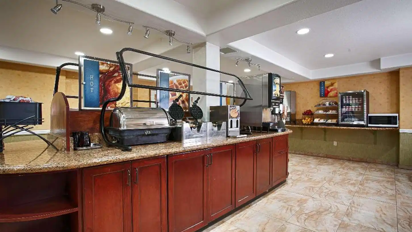 BEST WESTERN PLUS Raffles Inn and Suites Lobby