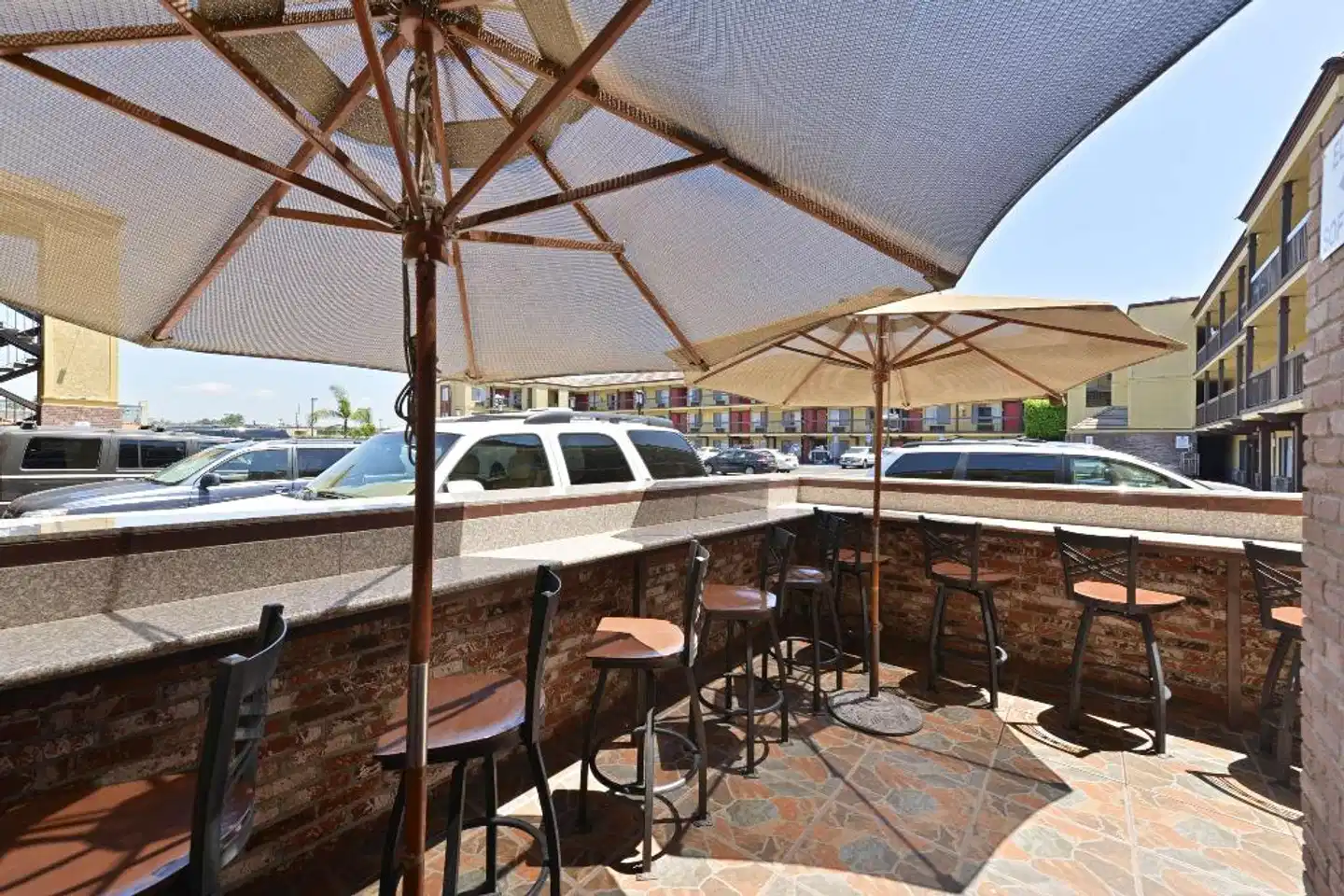 BEST WESTERN PLUS Raffles Inn and Suites Terrasse