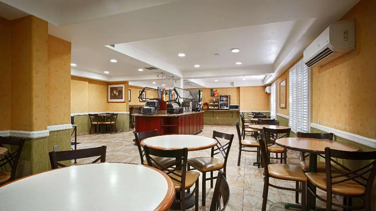 BEST WESTERN PLUS Raffles Inn and Suites Bar