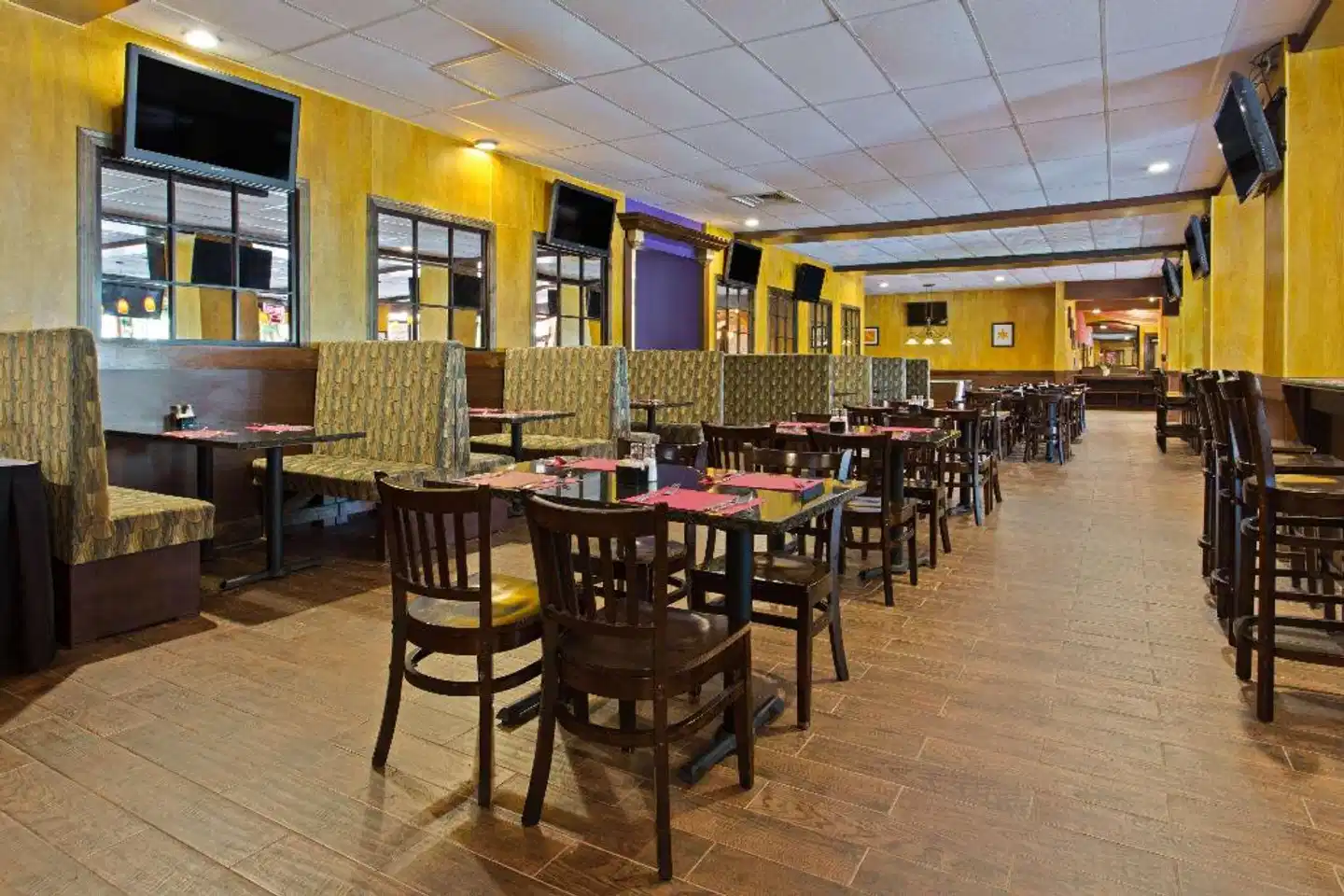 Ramada by Wyndham Tampa Westshore Bar