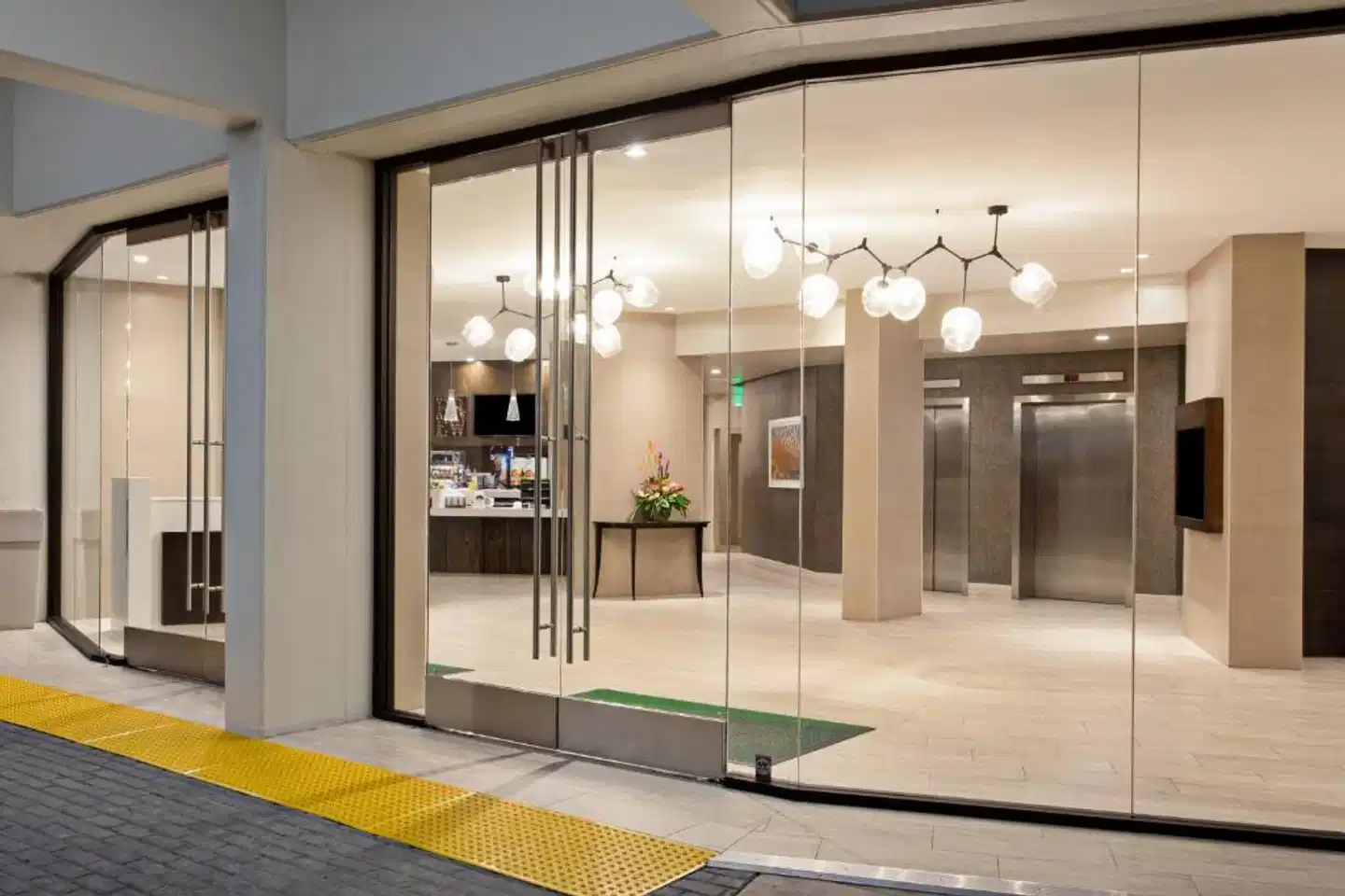 Holiday Inn Long Beach Airport Lobby