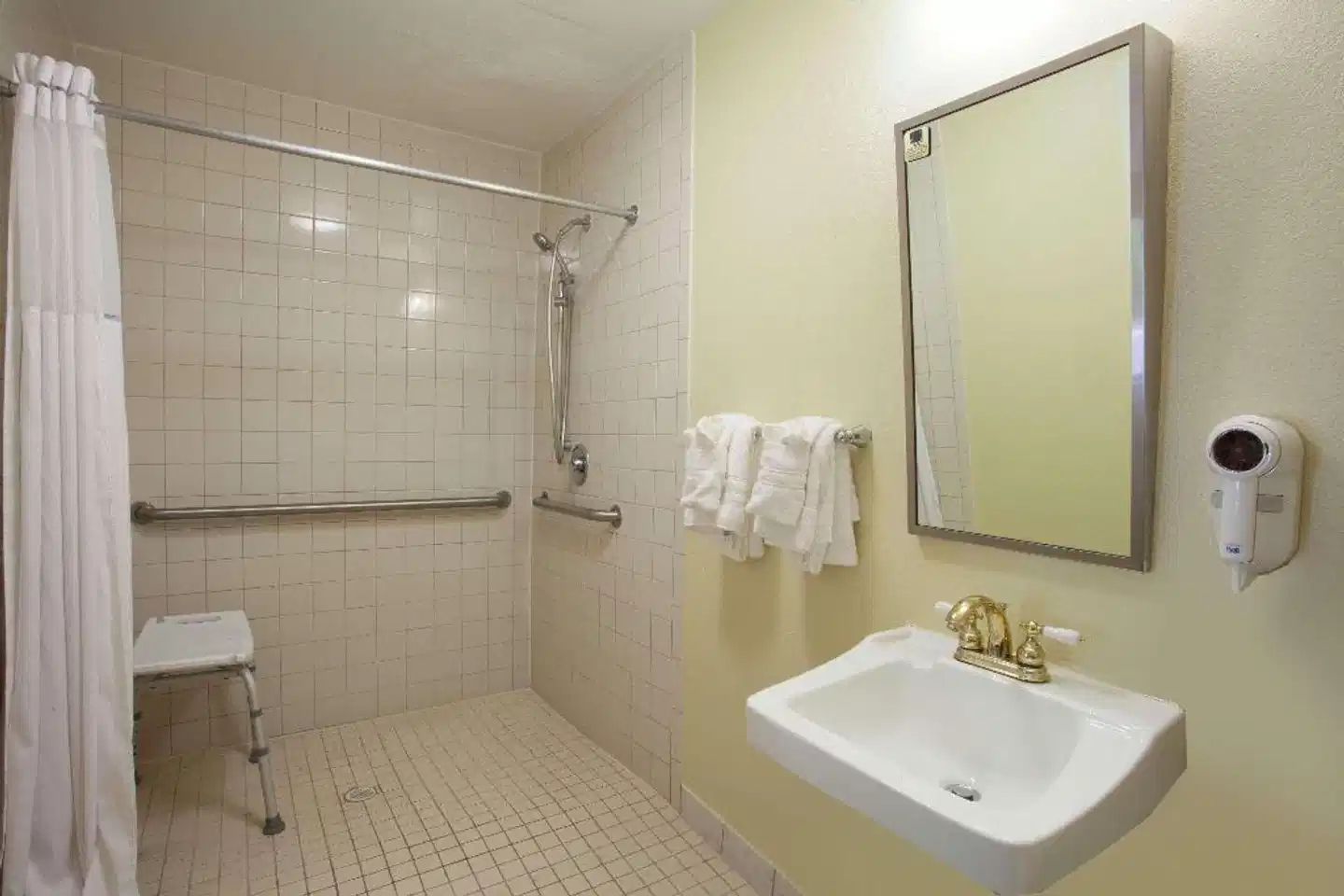 Days Inn by Wyndham Daytona Beach Speedway Badezimmer