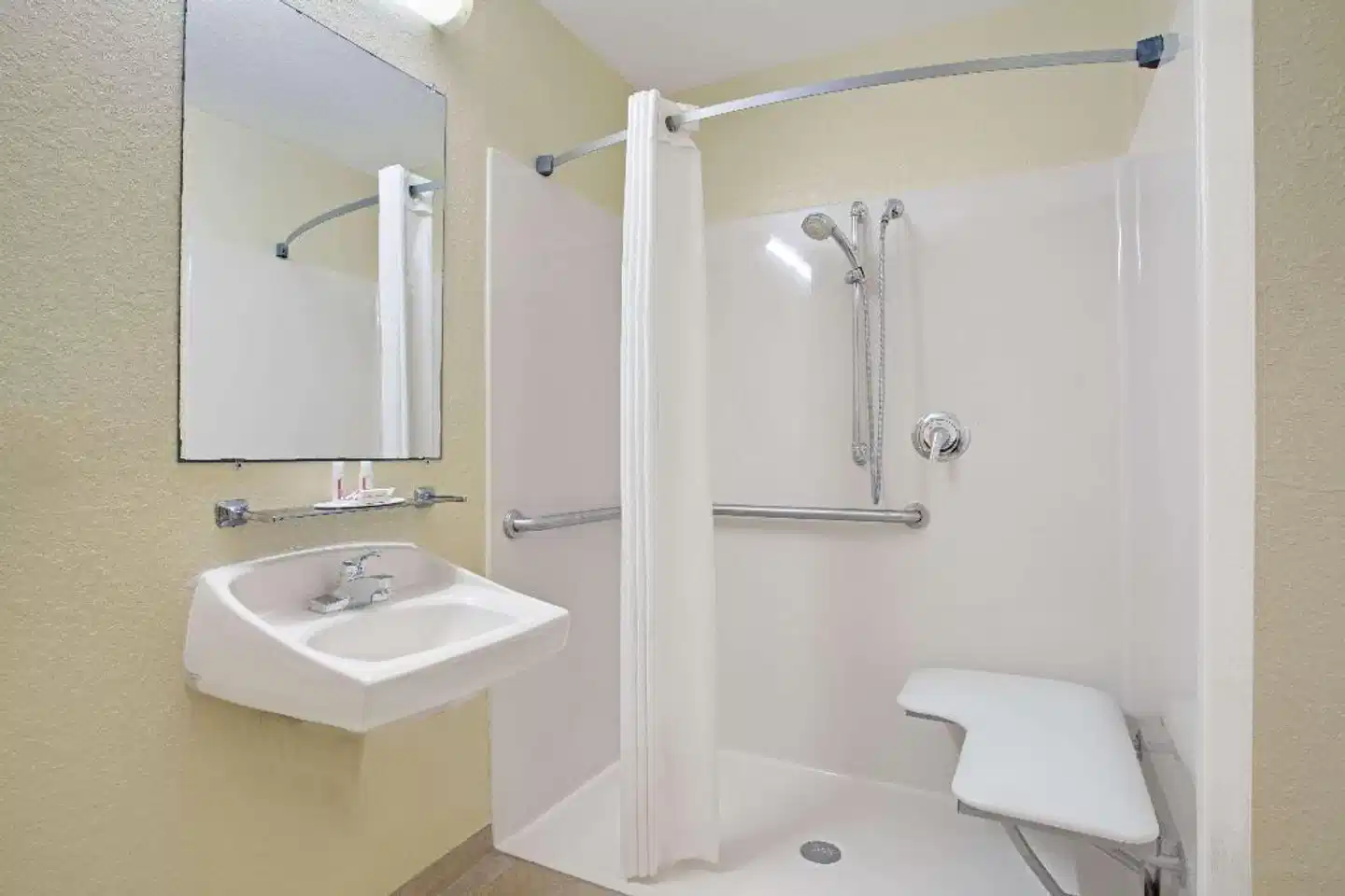 Super 8 by Wyndham Daytona Beach Badezimmer