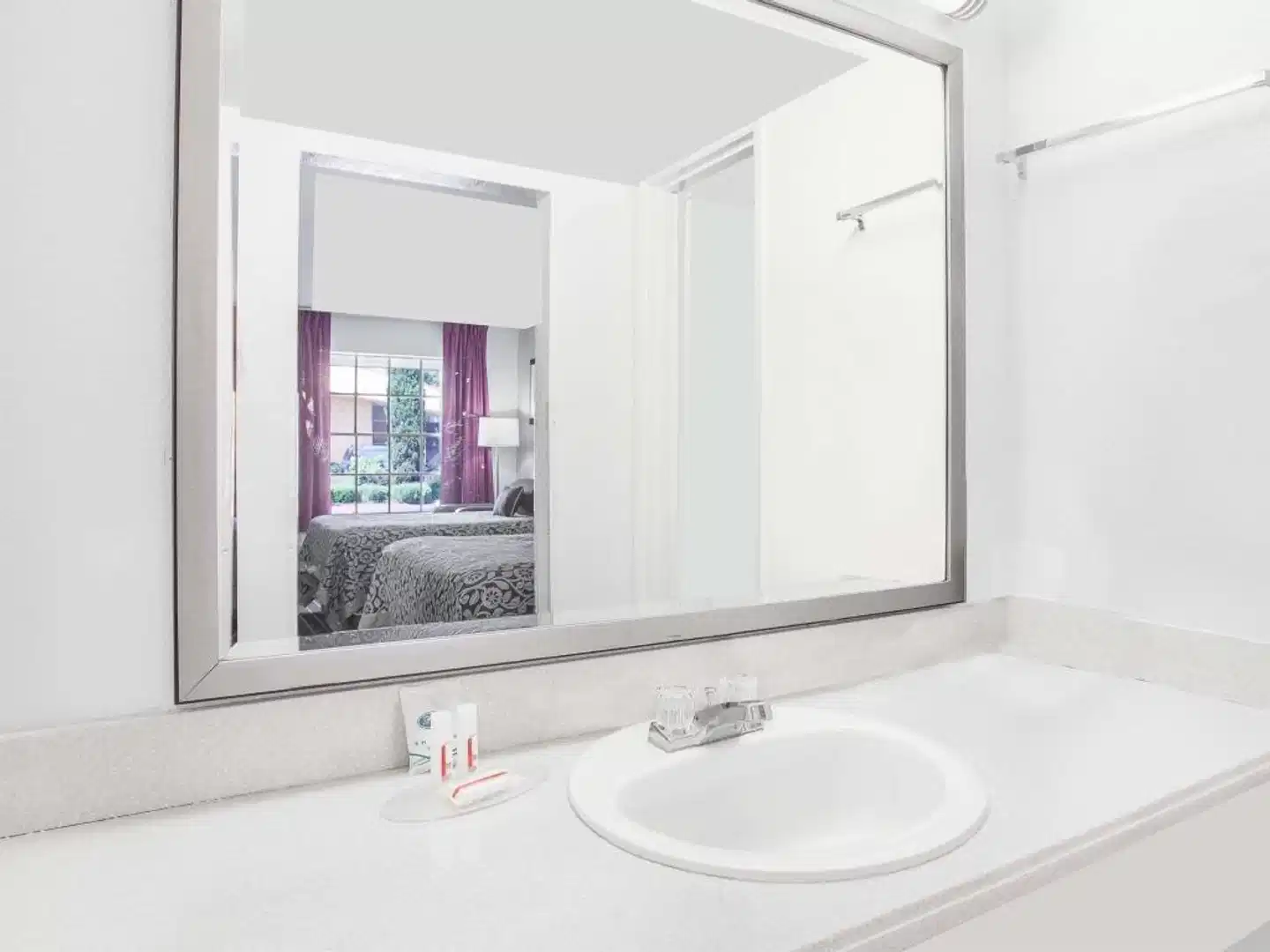 Days Inn Market Center Dallas Badezimmer