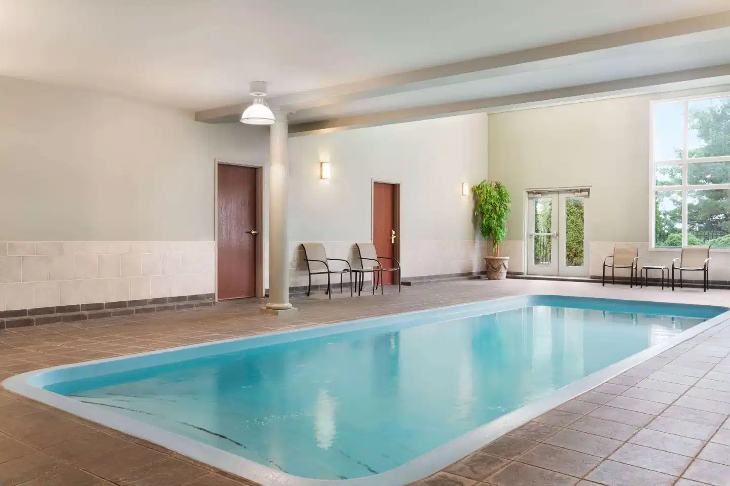 Days Inn by Wyndham Ottawa Airport Hallenbad