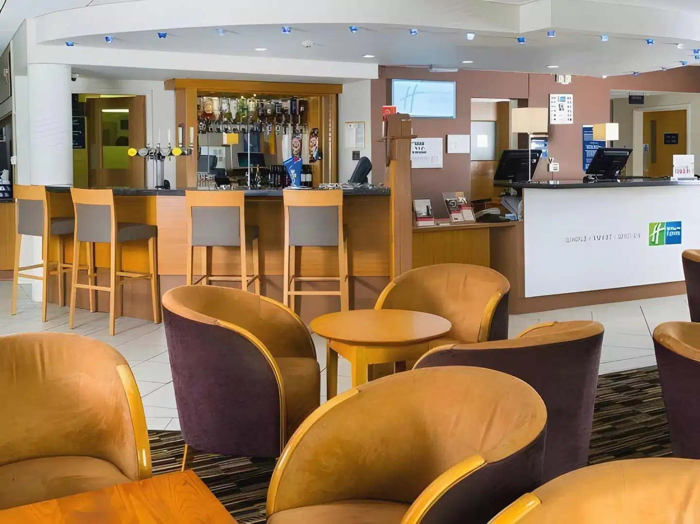 Holiday Inn Express East Bar