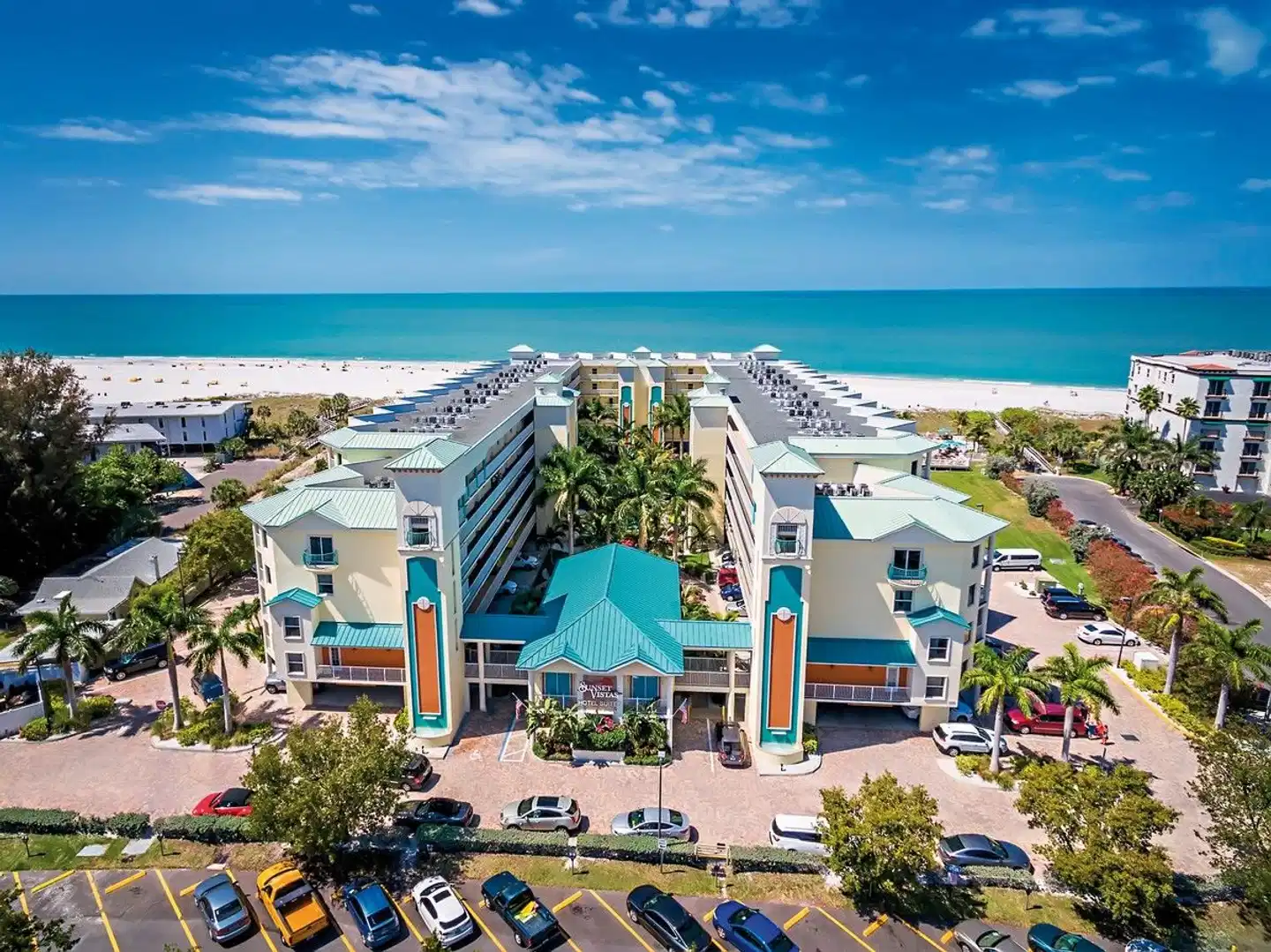 Sunset Vista Two bedroom Beachfront Suites Apartments Aussenansicht