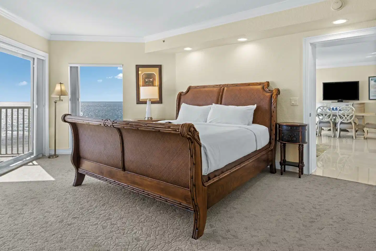 Sunset Vista Two bedroom Beachfront Suites Apartments Wohnbeispiel