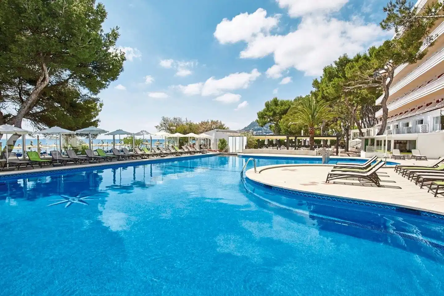 Universal Hotel Laguna Pool