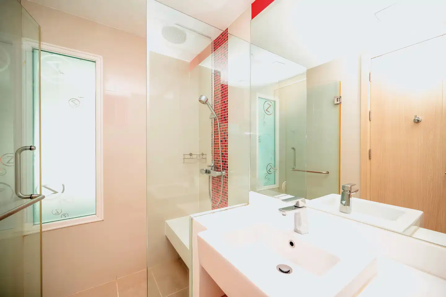 Sleep With Me Design Hotel @ Patong Badezimmer