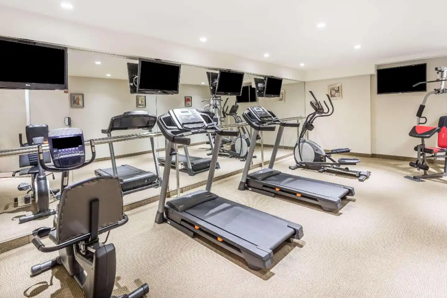 Ramada by Wyndham Flushing Queens Sport und Entertainment